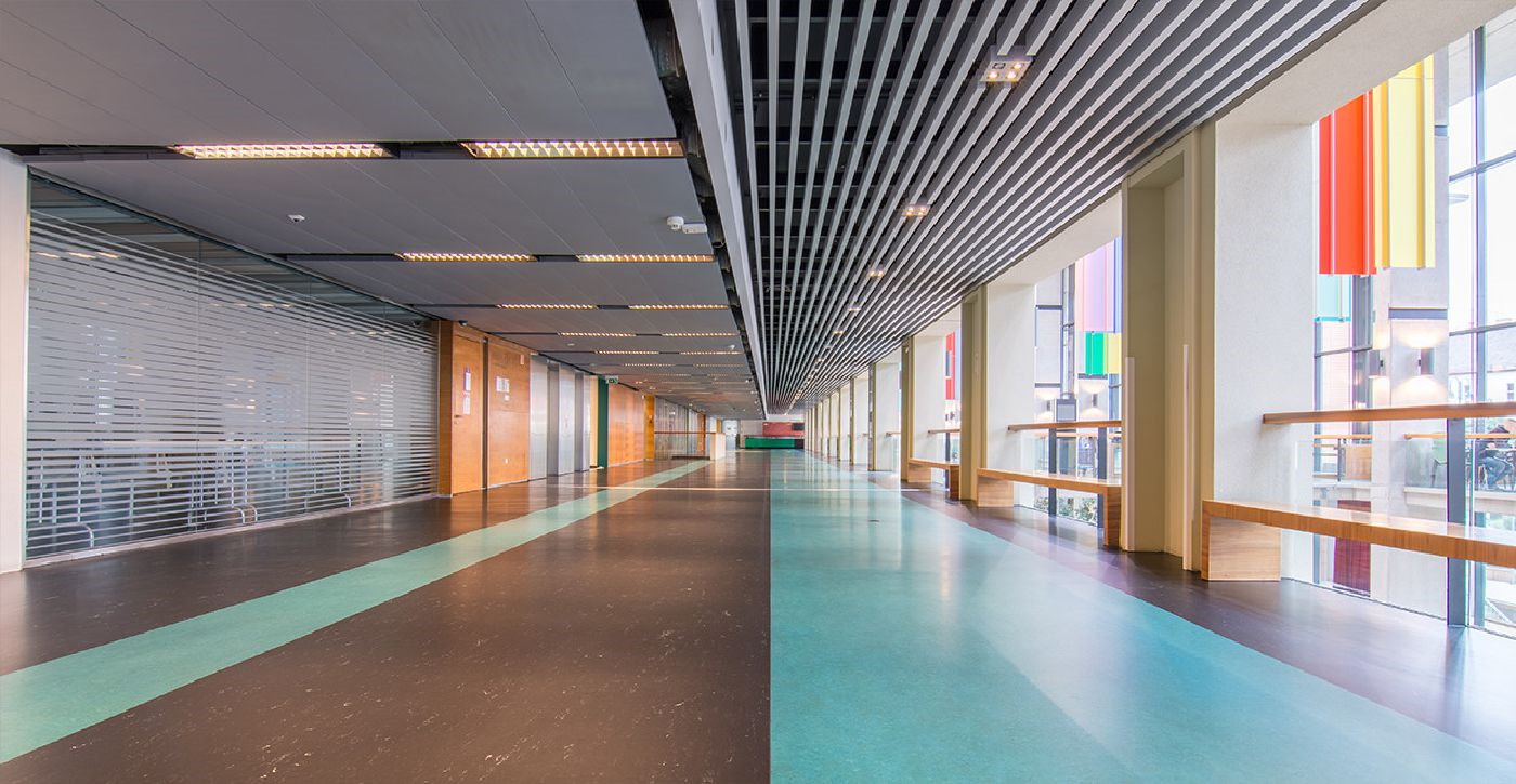 Dolg hodnik na letališču, grafično razdeljen na različne dele